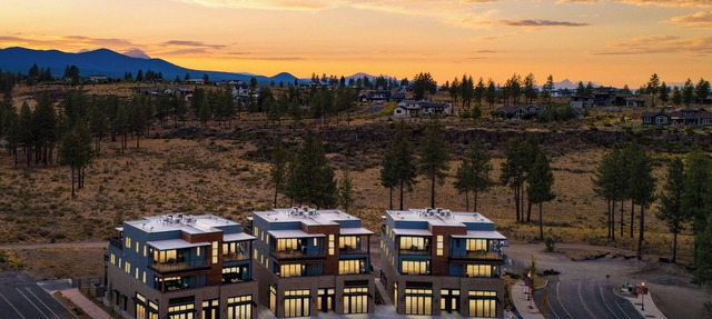 Sleeps 100! 20 Modern Units, 50 BDRs, Near DT Bend in Bend