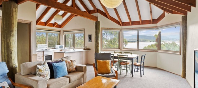 Snowgums on the Lake - Charming 4BR Home l Amazing Lake Views l Balcony in EAST JINDABYNE