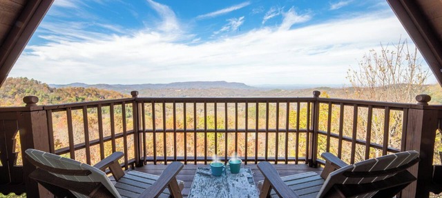*Spacious 3BD Cabin w/VIEWS! Hot Tub + Games!* in Sevierville