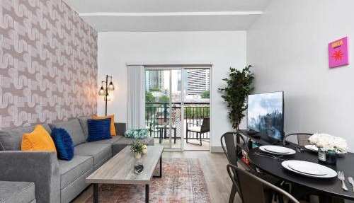 Spacious 4 Bed - 2 Mins to Stadium - Free Parking - Gym - Views in Charlotte