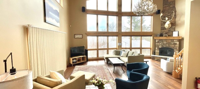Spacious 4-bedroom house sleeps 20! Stunning views, walking distance to Bayfield in Bayfield