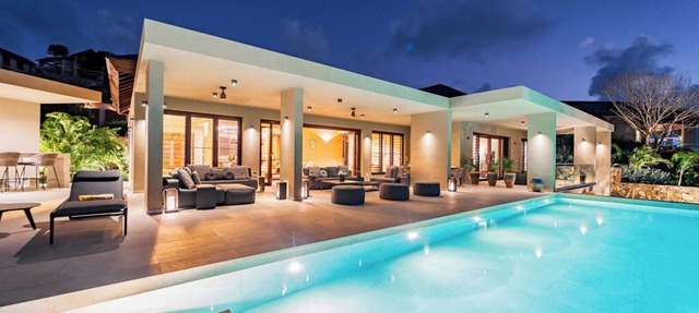 Spacious 6 bedroom hillside villa w/infinity pool, gym, and stunning views. in Jolly Harbour