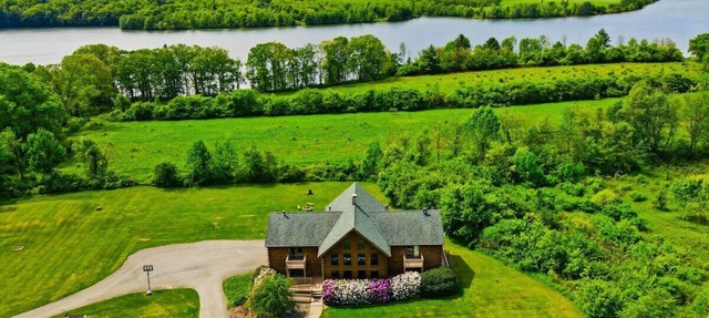 Spacious 8BD/7BA lodge Beltzville Lake, firepit, kayaks, pet-friendly, Poconos in Lehighton