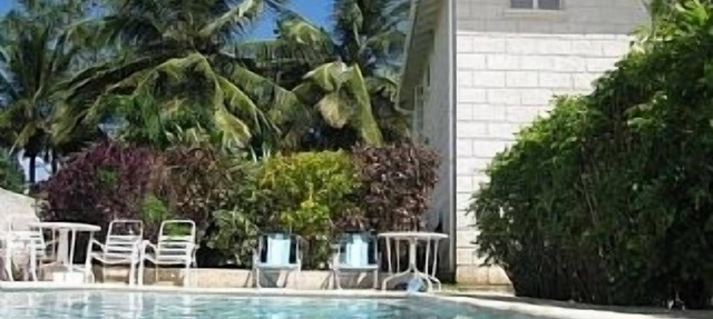 Spacious and comfortable Villa with pool in Upmarket Area of Holders, St James. in Holders Hill
