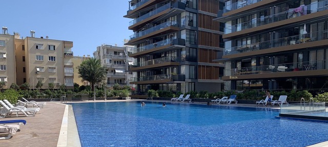 Spacious apartment with 160m² pool, 3 bedrooms, 2 bathrooms, living room and kitchen in Antalya