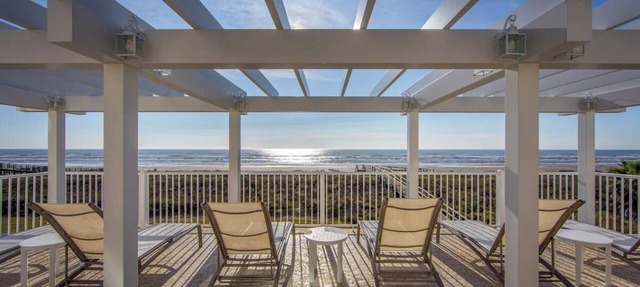 Spacious Beach Resort Stay w/Full Kitchen, Dining & Sports Courts! in Galveston