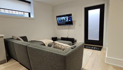 Spacious Bright 9ft Ceiling with Private Entrance in Milton
