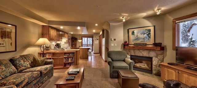 Spacious multi level 2 bedroom townhouse, easy access to nearby runs and lift, short walk to village in Sun Peaks