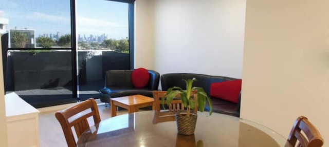 Spacious New 2 BDR with City Views in Northcote