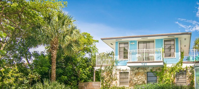 Steps to Beach. Hidden Gem. Boutique Bungalow Chic. in Juno Beach