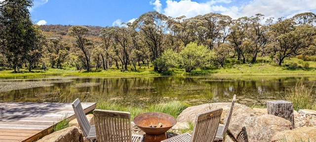Stillwater Chalet B - Amazing Lakefront 2BR Chalet l BBQ l Gym l Tennis l Indoor Pool in Crackenback