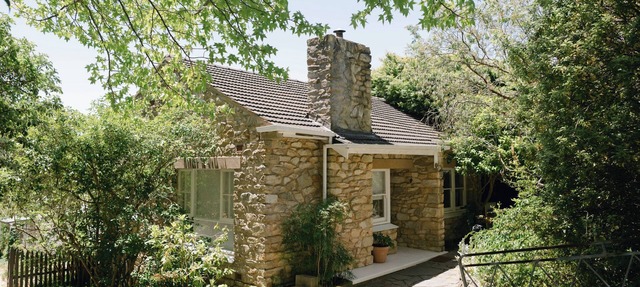 Stonegate Cottage - Elegant Stone Cottage with Wood Fire, King Bed, in Aldgate