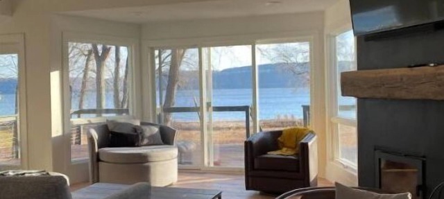 Stunning 3 bed/3bath Renovated Cabin on Lake Pepin in Frontenac