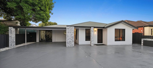 Stunning, Sleeps 21, Luxury Retreat in Greenacres