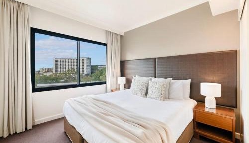 Sweeping Harbourfront Views atop Tropical Resort in Darwin