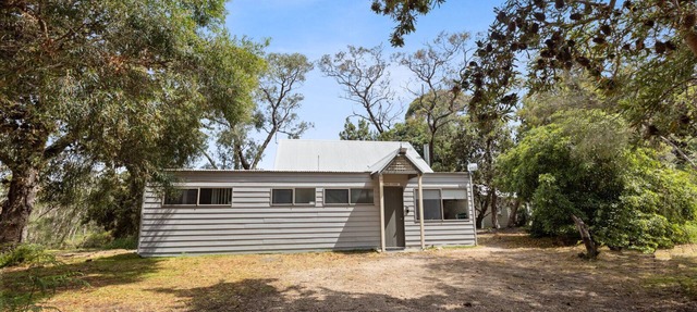 Tanjil - Waterfront Retreat: Secluded lodges perfect for nature lovers in Forge Creek