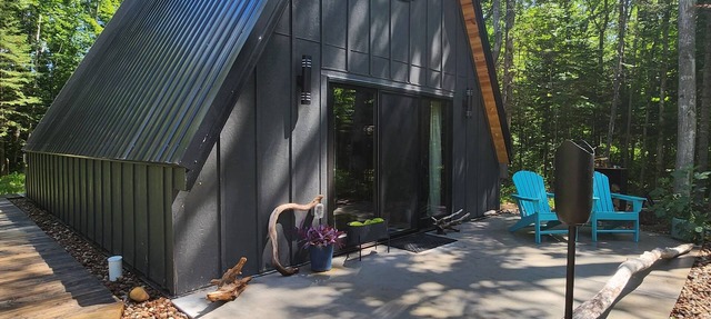 The Acorn of Little Sand Bay Secluded, Wooded, and Dog Friendly! in Bayfield