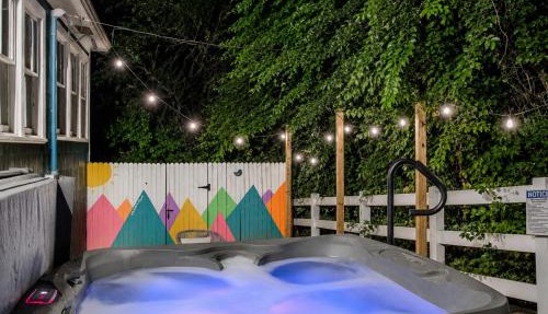 The Bluebird Cottage Style Cabin with Hot Tub near Turner Falls and Casinos in Davis