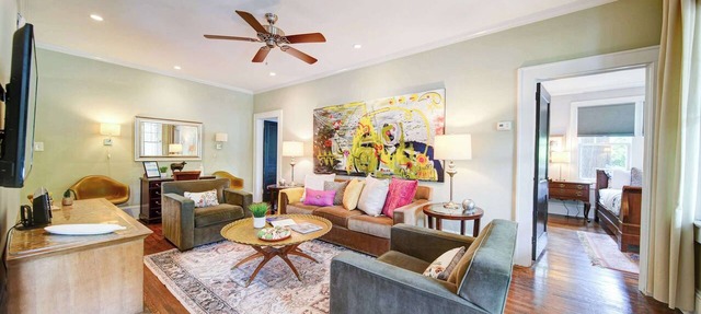 The Home Collection: Historic Myers Park 2BR w/Screened Porch & Patio in Charlotte