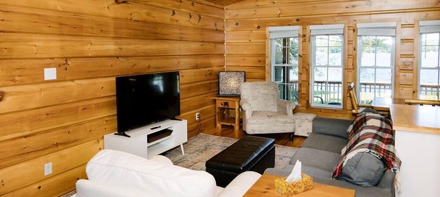 The Little Fox Cottage - On the water, 3 min to town in Haliburton