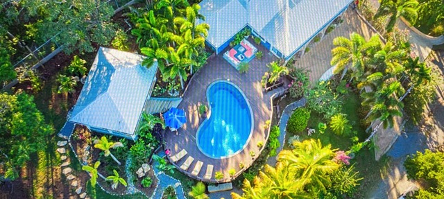 This beautiful island rental w/gorgeous ocean views. 4 bdrms sleeps up to 10. in Politilly Bight