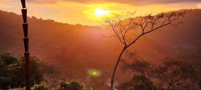 Tranquil Jungle Stay with Breathtaking views, Minutes to Dominical Beach in San Jose Province