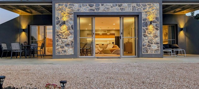 Unique underground eco sanctuary with views, minutes from historic Hahndorf in Totness