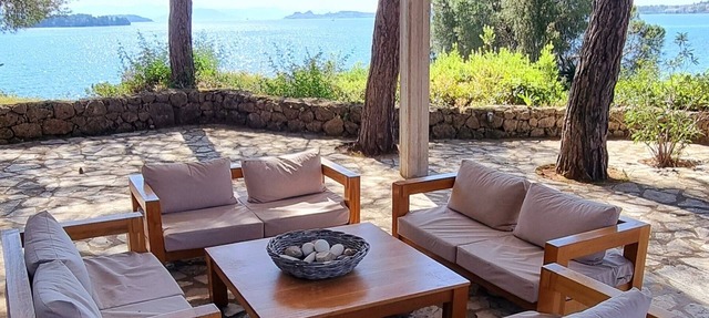 Unique view, private beach path, 5km from Corfu City, beautiful Corfiot villa. in korfu