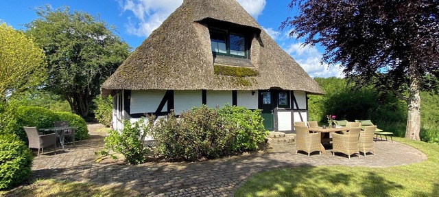 Uniquely charming thatched cottage with 900 square meters of land and a view of the Baltic Sea Pure nature in Damp