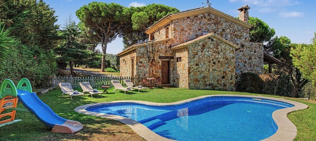 Villa 'Can Ayala' Arenys de Munt – With Garden and Private Pool in Collsacreu