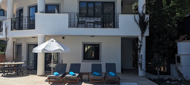 Villa Sari Lale - Short walk to town, large private pool, Sleeps 10 in Andifli