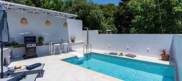 Villa Venetia with Jacuzzi in Lambiní