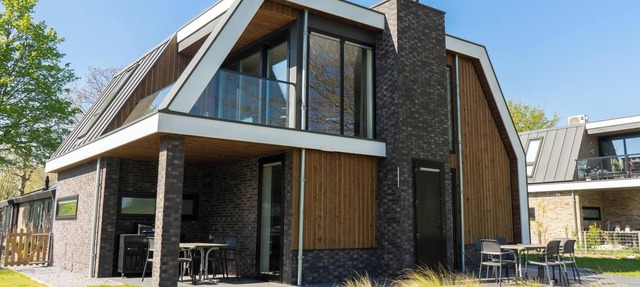 Villa with 6 bedrooms, 3 bathrooms and a terrace in Biddinghuizen