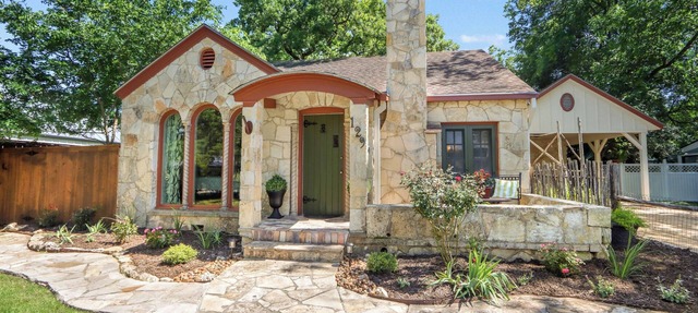 WALK EVERYWHERE, steps to Historic Downtown Boerne, 1920's cottage sleeps 4! in Boerne