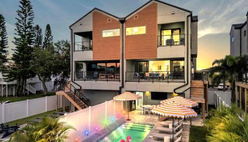 Walk2Beach, Heated Salt Pool, Pool Table, GameRoom in Clearwater Beach