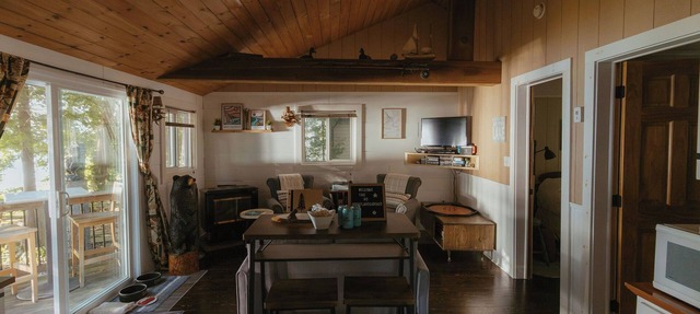 Waterfront Cabin on Boat Lake! 2bed, 1bath, Pet Friendly. A serene getaway! in Wiarton