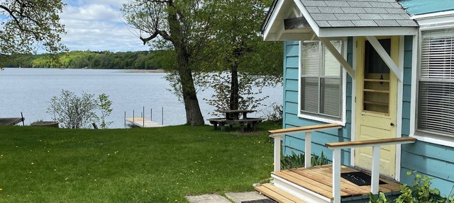 Waterfront Cozy Cottage heart of Waupoos Prince Edward County in Prince Edward