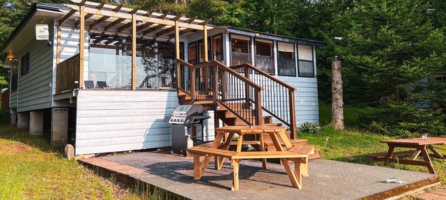 Waterfront Paradise Cove Cottage w/Private Beach in Haliburton