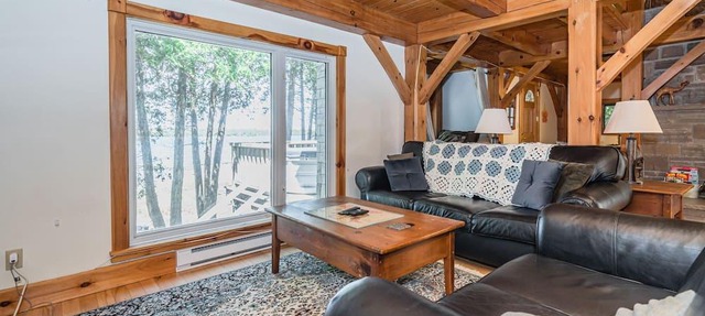 Waterfront post-&-beam: hot tub & stargaze tower in Tobermory