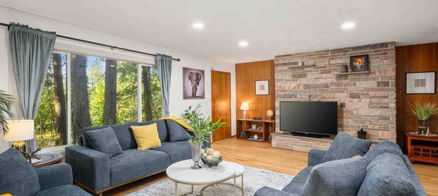 Wonderful Forested Retreat, Hot Tub, Pet Friendly, Game Room, Pool Table, Fire-Pit, on 2 Acres in Gresham