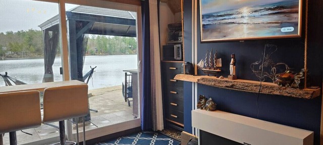 Zuka Boathouse with Wood-Burning Hot Tub and Sauna in Gravenhurst