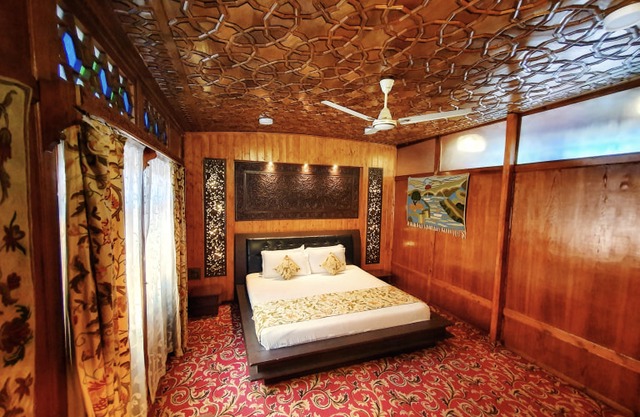 Nigeen Heritage Houseboats in Srinagar