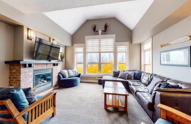 Spacious End Unit Condo w/Board Games, Free WiFi, Patio - near Downtown in The Blue Mountains