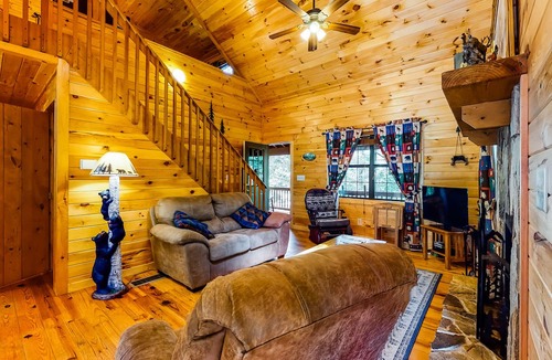 Williamstown Cabin | Snowbird-friendly log cabin with pool table, darts & private hot tub - dogs OK