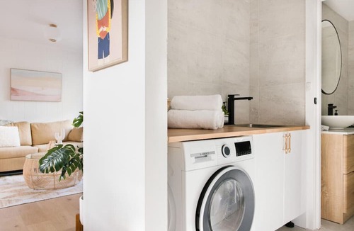 Kingston Park Apartment | The Byron - Luxury Seaside Stay I Wifi I Nespresso