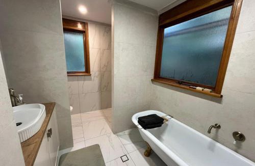 Bridgewater Apartment | Adelaide Hills Creek-Side Retreat