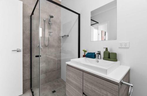 Christies Beach House | Steps to the Beach Cafes moderm stylish 3BR