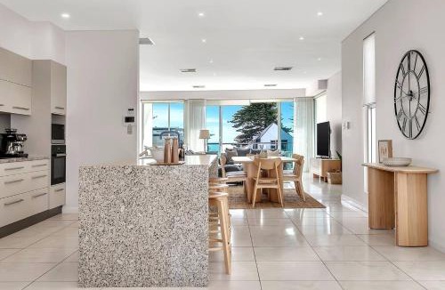 Henley Beach House | Seaview Horizon - Coastal Elegance by Henley Beach