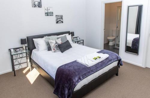 Gawler House | Riverview- Modern 3 Bedroom sleeps 2-8