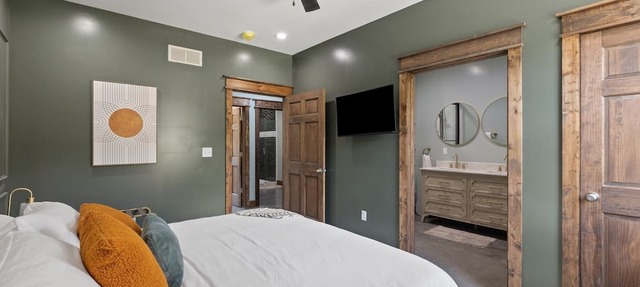 New Barndo/ATV Trailer Park/Outdoor Shower/HotTub in Stanton